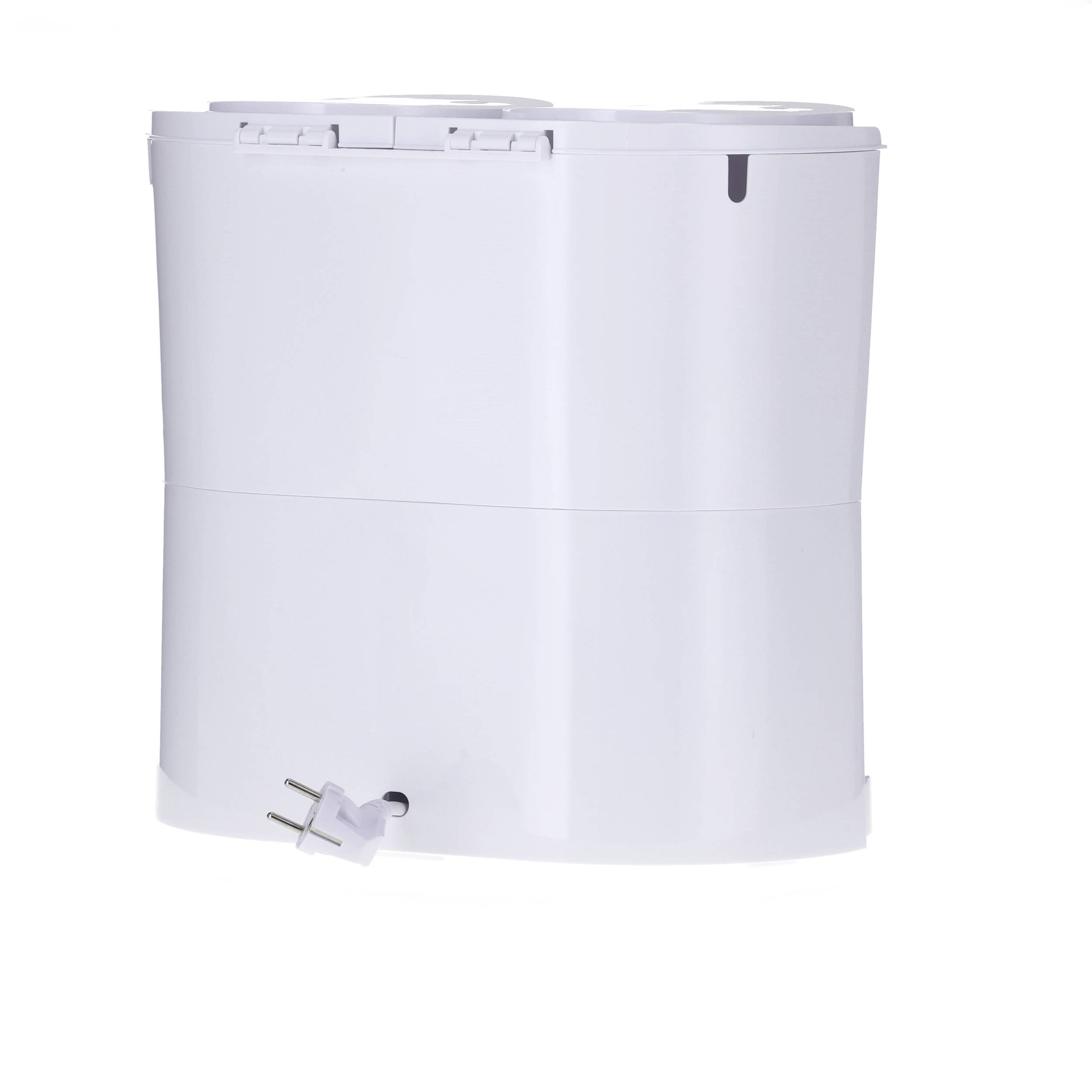 Een witte luchtbevochtiger met een zichtbare stroomaansluiting aan de zijkant tegen een witte achtergrond.