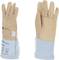 Twee beige lashandschoenen met een grijze manchet, beschermingssymbolen en fabrikantinformatie zijn zichtbaar op de manchetten.