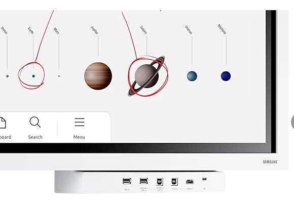 Afbeelding van een monitor die een diagram van het zonnestelsel toont. Planeten zijn gelabeld, met Mars en Saturnus rood omcirkeld.