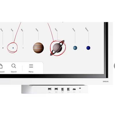 Afbeelding van een monitor die een diagram van het zonnestelsel toont. Planeten zijn gelabeld, met Mars en Saturnus rood omcirkeld.
