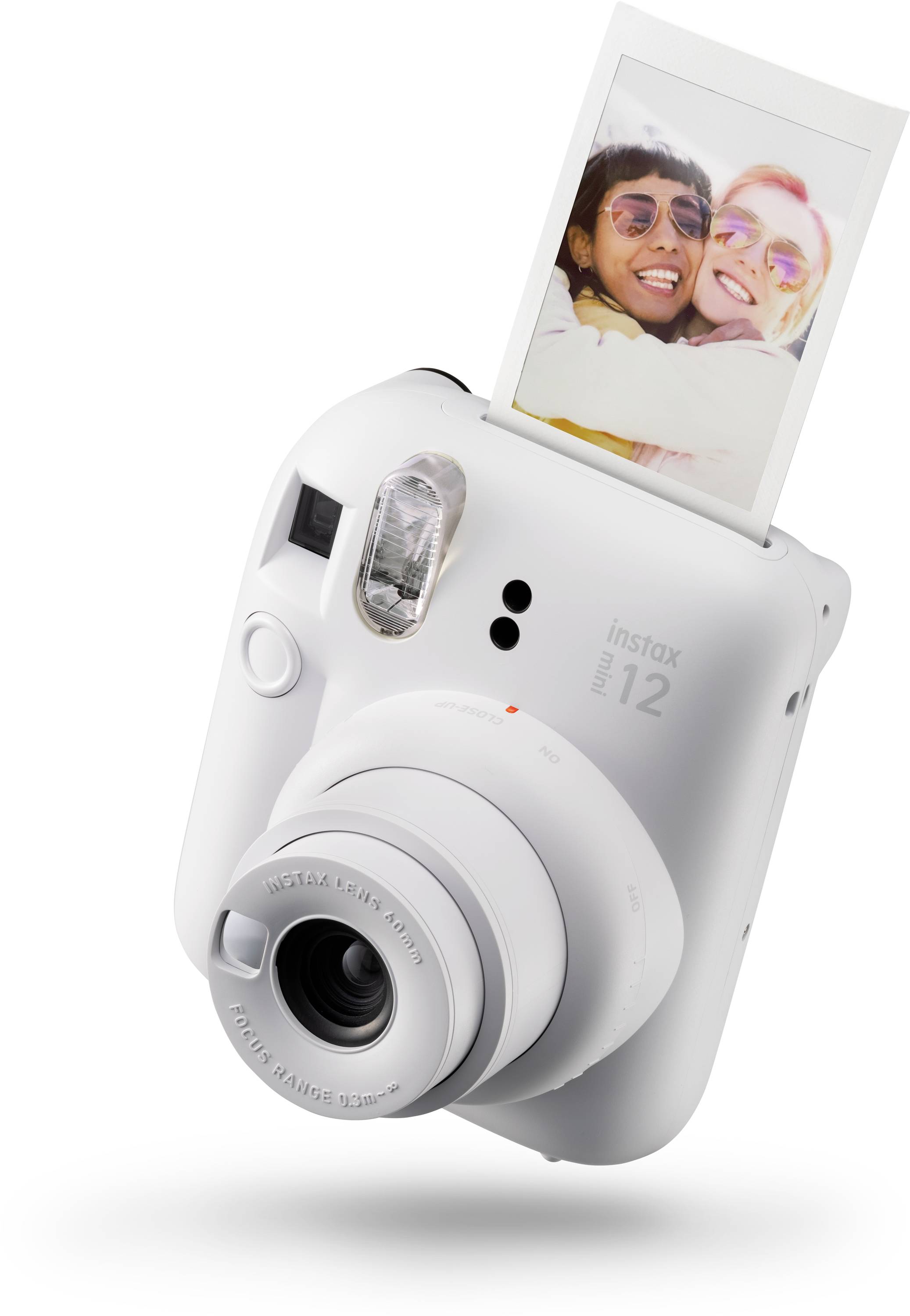 Witte instant camera met een lachende foto van twee personen die net uit de camera komt.