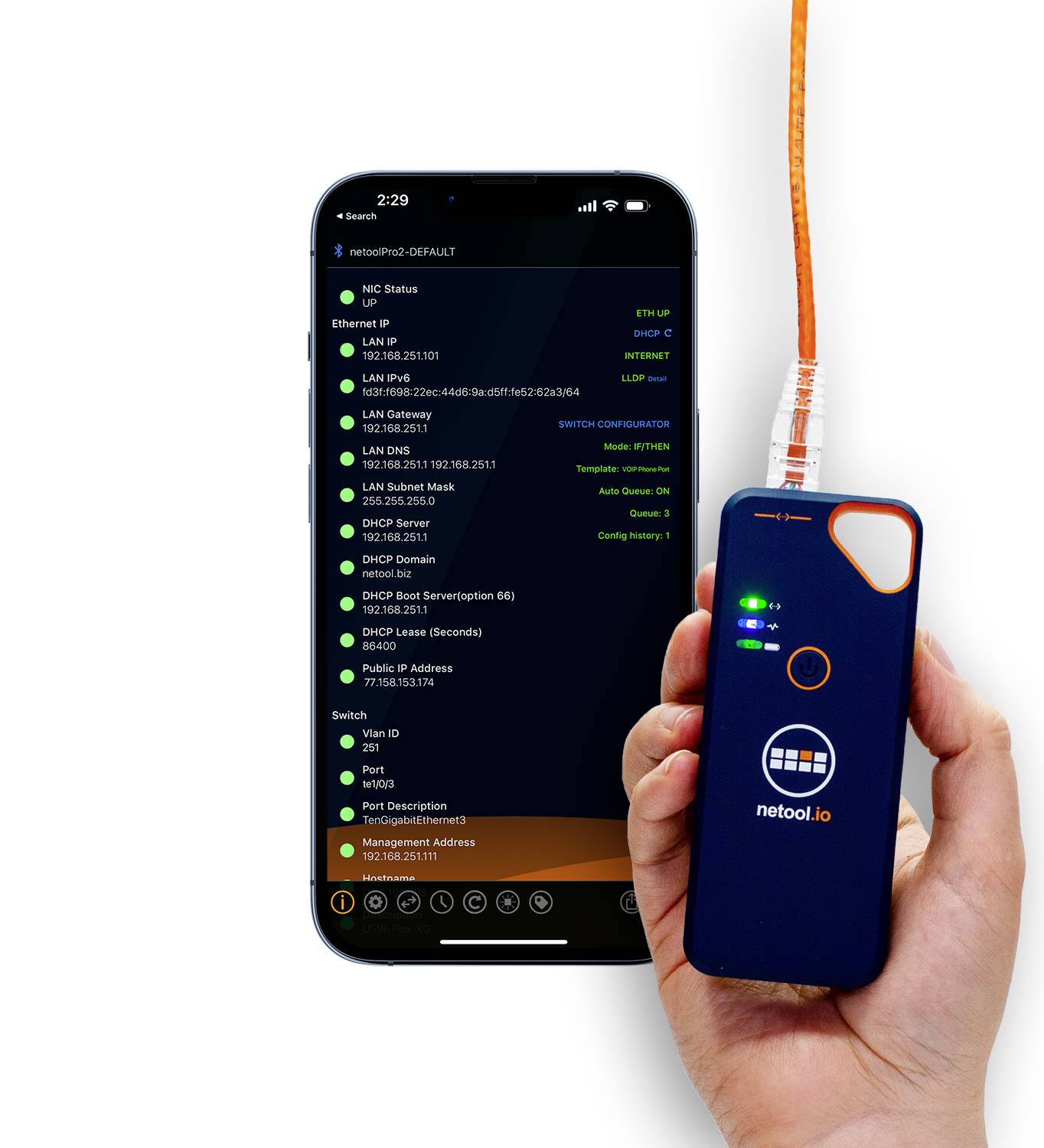 Een smartphone toont de gebruikersinterface van een netwerktestapparaat met Ethernet-status en IP-adressen. Naast het scherm houdt een hand het apparaat vast met oplichtende LED-indicatoren.