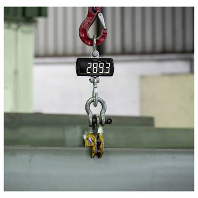 Digitale weegschaal meet een opgehangen stalen balk, aflezeing 289,3.