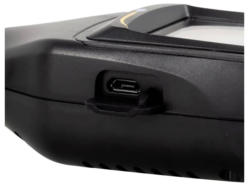 Close-up van een zwarte apparaatbehuizing met een ingebouwde micro-USB-oplaadpoort aan de zijkant.