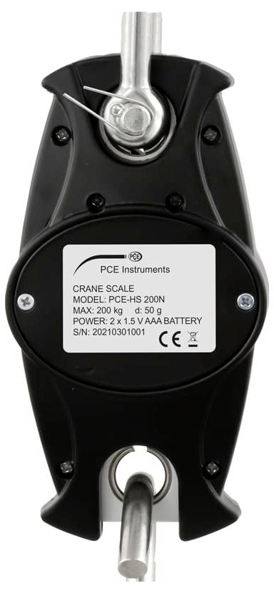 Zwarte PCE Instruments kraanweegschaal opgehangen aan metalen haken, gelabeld 'KRAANWEEGSCHAAL' met model 'PCE-HS 200N', max 200 kg en batterijvoeding.