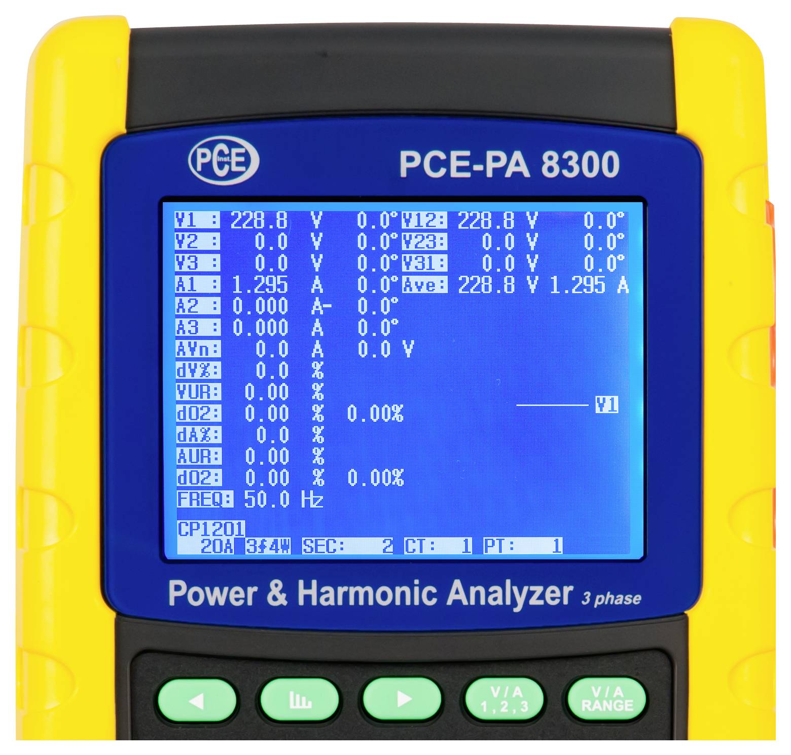 Handheld PCE-PA 8300 vermogen- en harmonische analyzer met driefase spanning- en stroommetingen weergegeven op een blauw scherm.