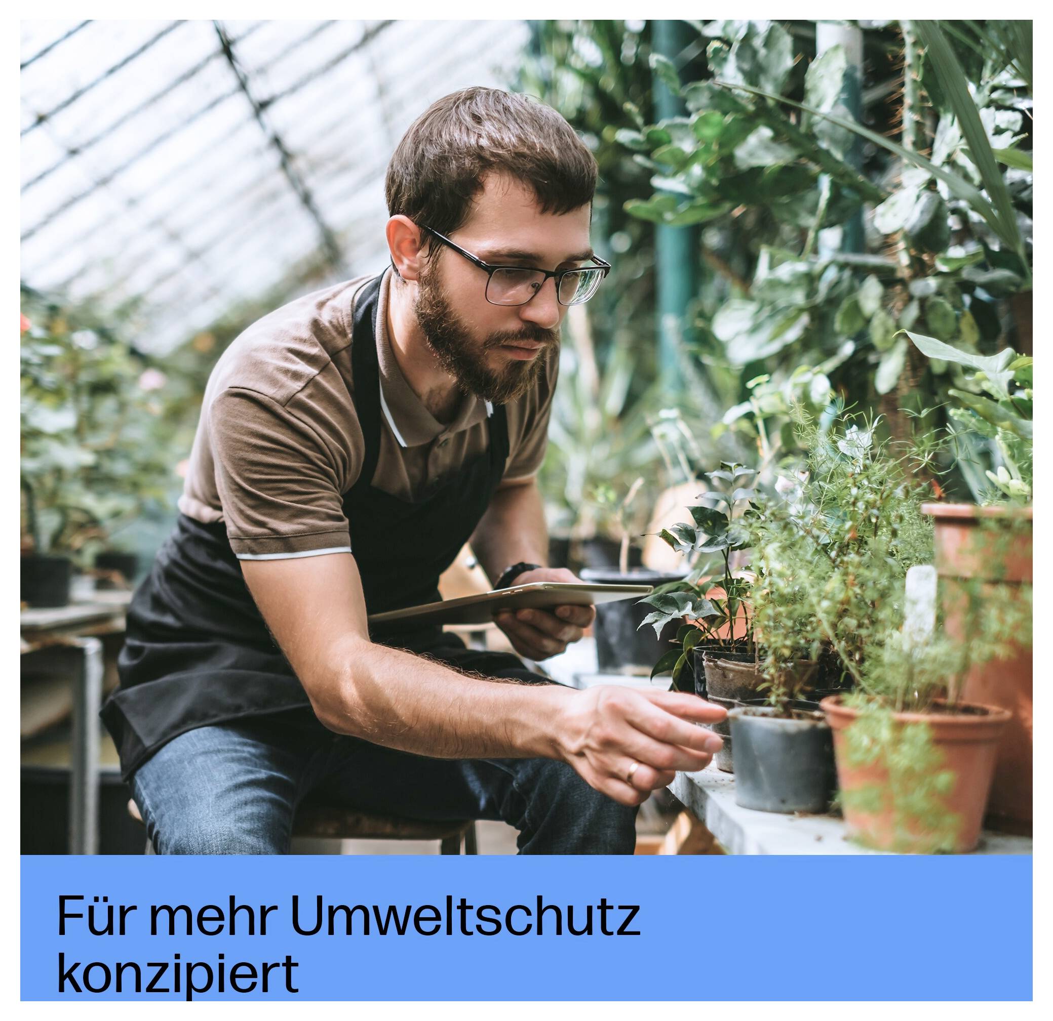 Een man in een kas die potplanten verzorgt, met de Duitse tekst 'Für mehr Umweltschutz konzipiert' onderaan.<br><br>**Dutch translation of the German text:**<br>"Ontworpen voor meer milieubescherming"