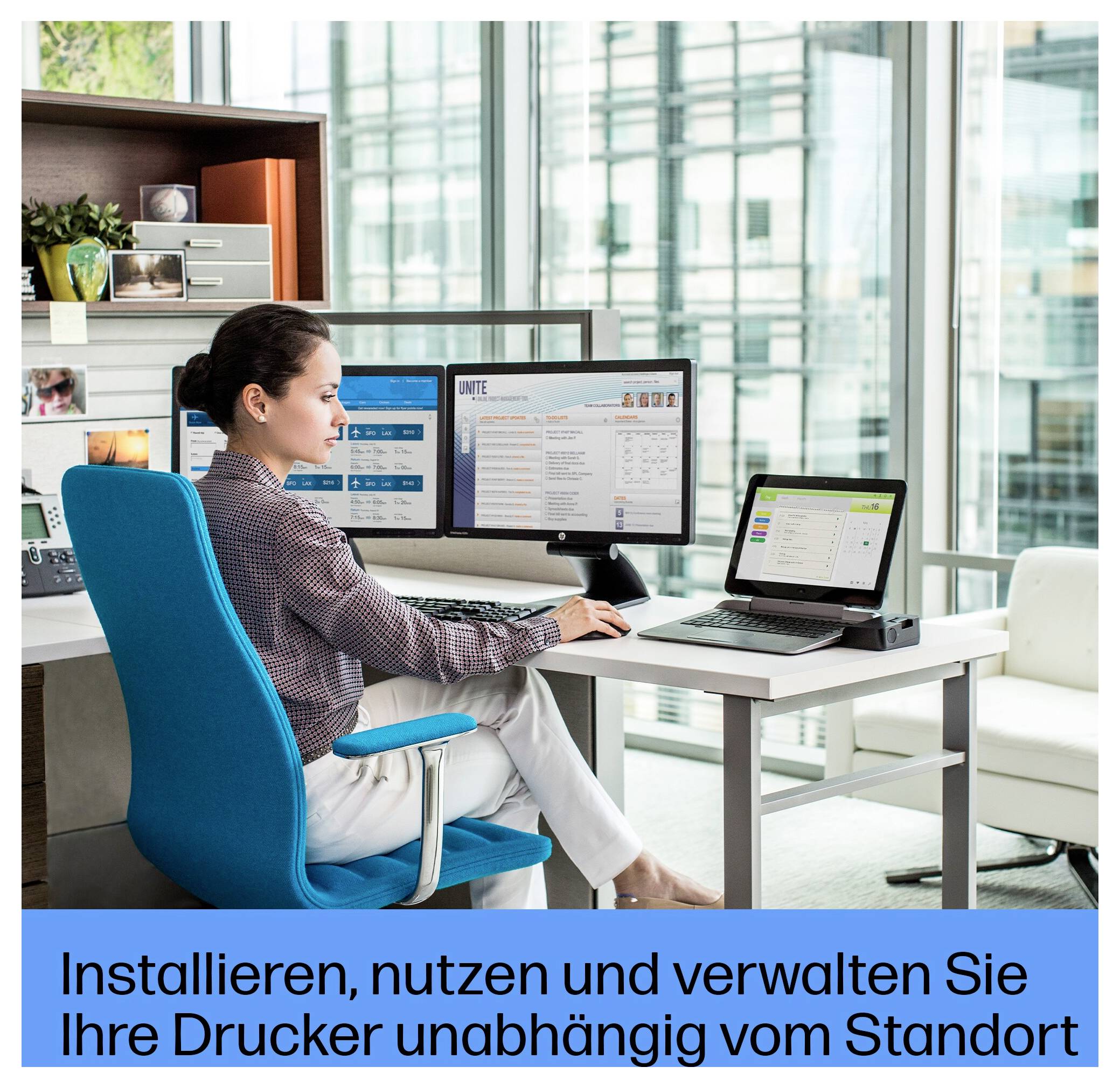 Vrouw die aan een bureau werkt met twee monitoren en een laptop in een modern kantoor; Duitse tekst luidt 'Installeer, gebruik en beheer uw printers onafhankelijk van uw locatie'.