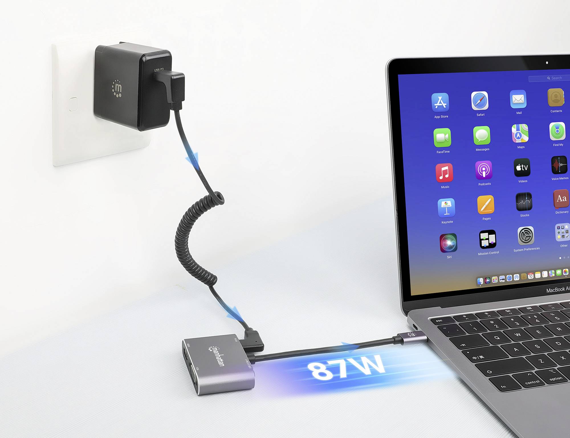 Een laptop is via een adapterkabel verbonden met een wandcontactdoos, ontvangt 87W vermogen en toont geopende apps op het scherm.
