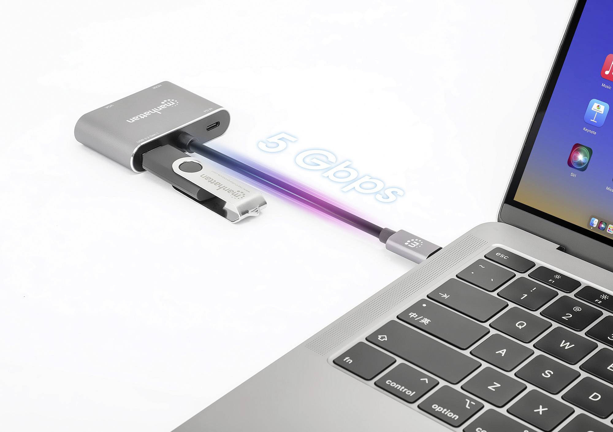Een laptop is verbonden met een USB-C-hub waarop twee USB-sticks zijn aangesloten. Een verlichte tekst toont '5 Gbps'.