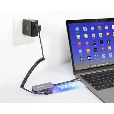 Een laptop is aangesloten op een adapter die verbonden is met een stopcontact. Op het scherm zijn apps zichtbaar, en de adapter toont '100W'.
