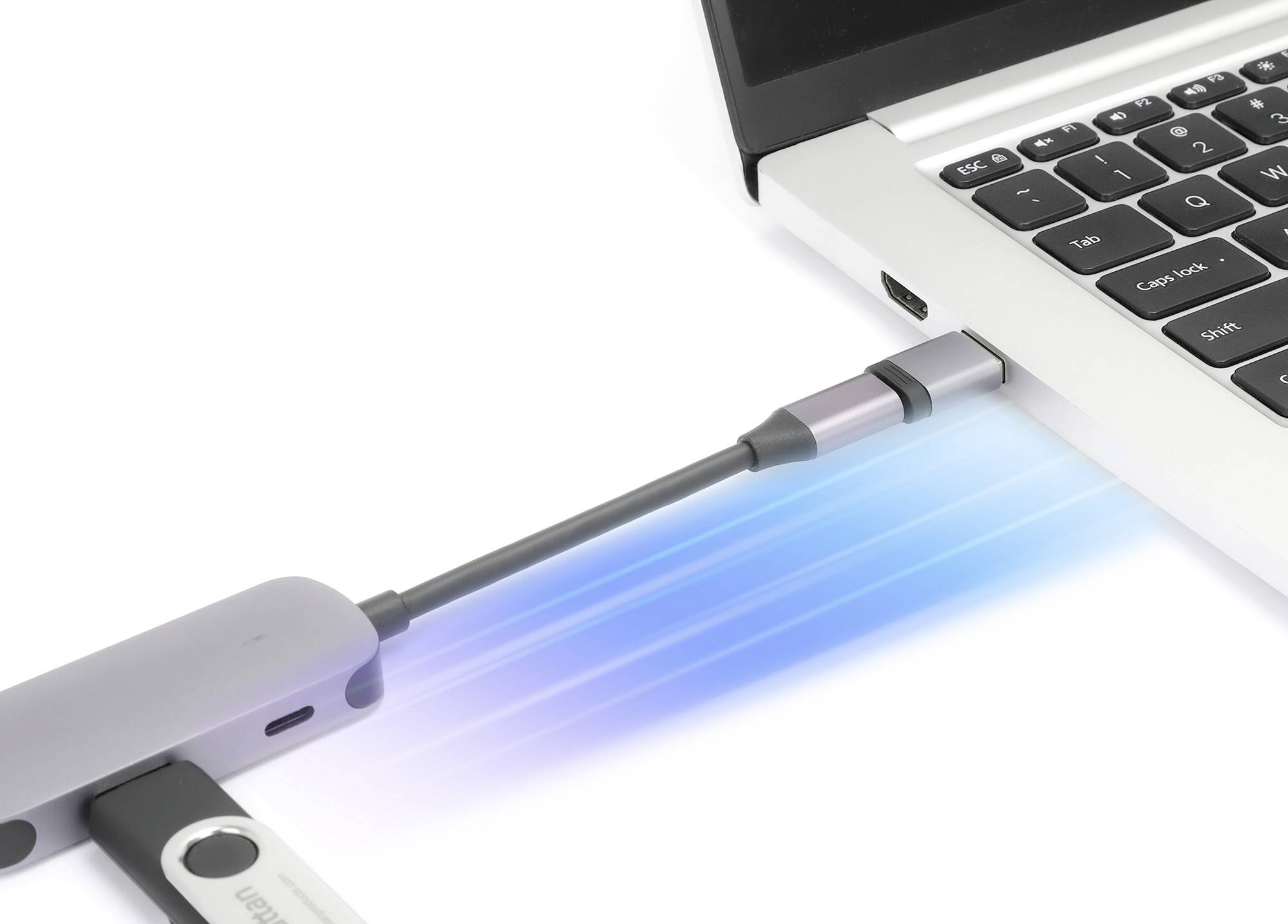 Een laptop met geopend scherm is aangesloten op een adapterkabel die afkomstig is van een USB-apparaat. De kabel heeft een blauwe gloed.