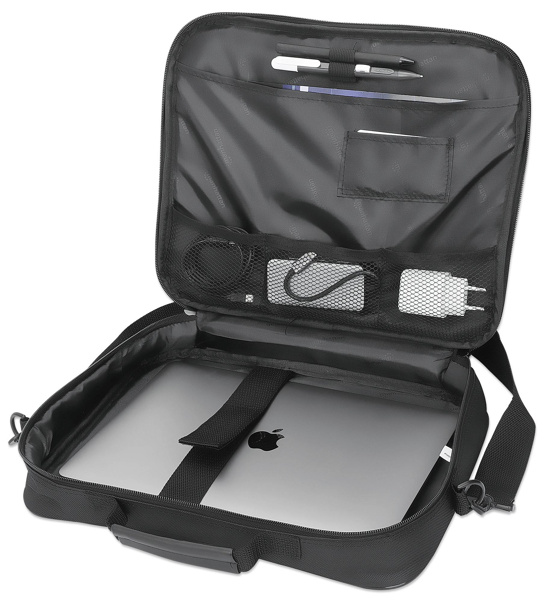 Geopende zwarte laptoptas met laptop, kabels, pen en notitieboekje netjes georganiseerd aan de binnenkant.