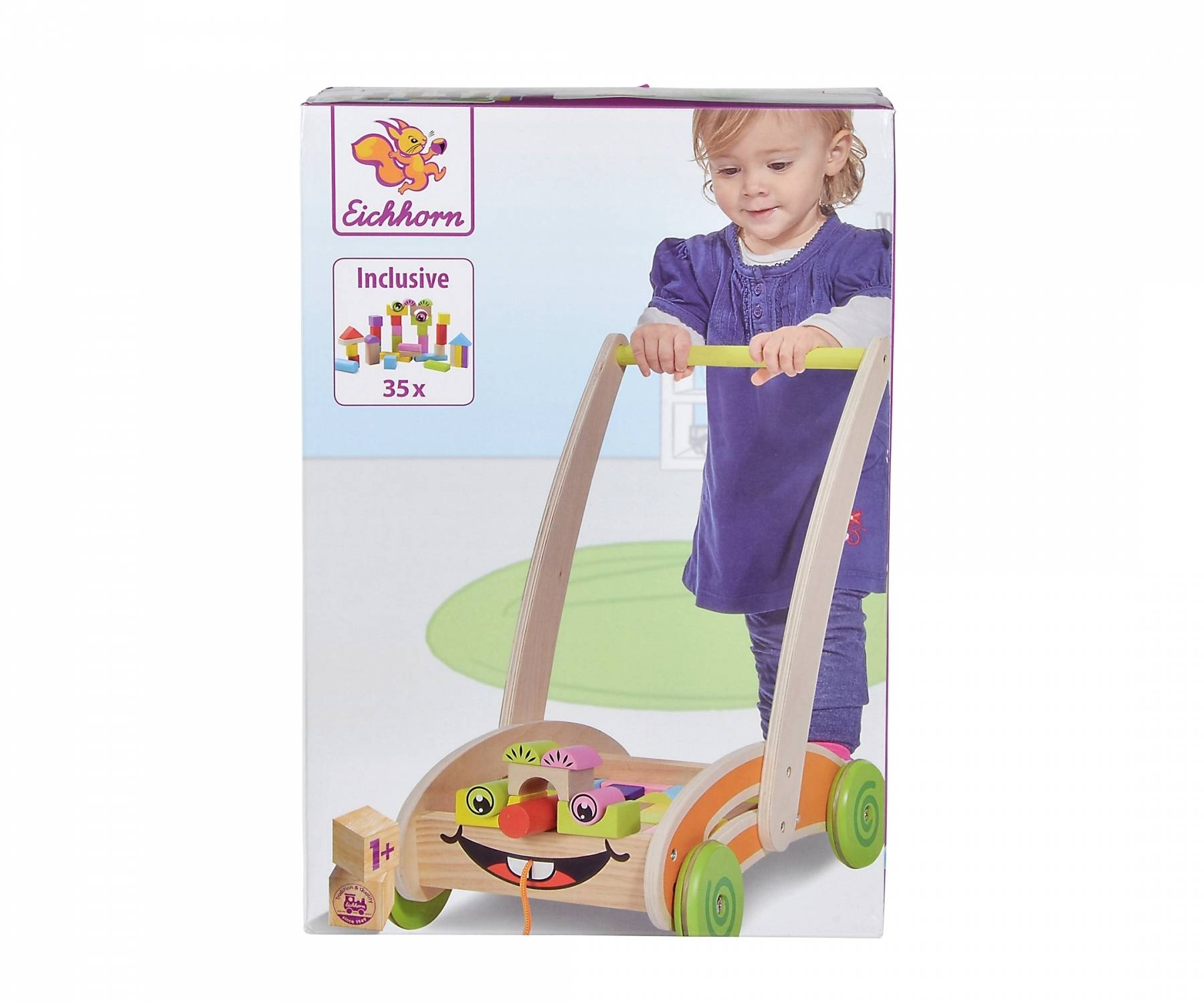 Een kind duwt een houten loopwagen met gekleurde wielen en een vrolijk gezicht. Inclusief 35 kleurrijke bouwblokken.