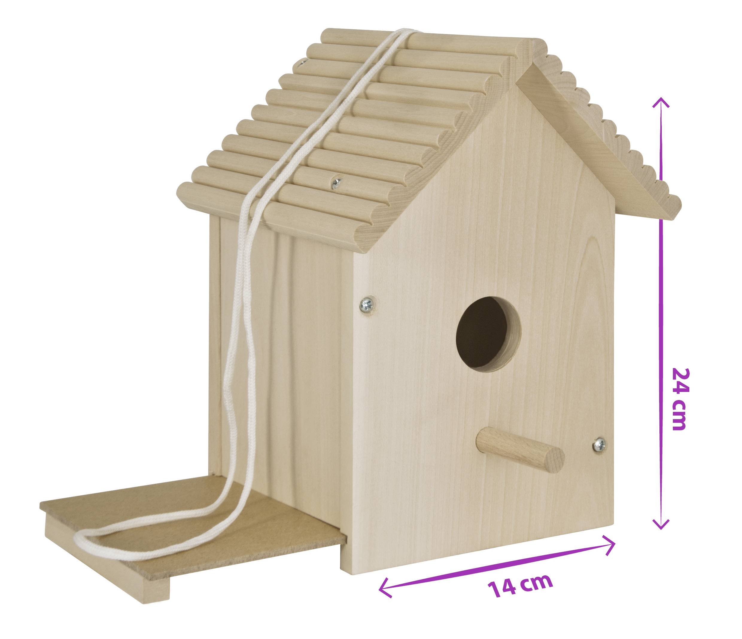 Een eenvoudig, onbehandeld houten vogelhuisje met dak, platform en aanvliegstok, afmetingen: 24 cm hoog, 14 cm breed, met koordophanging.