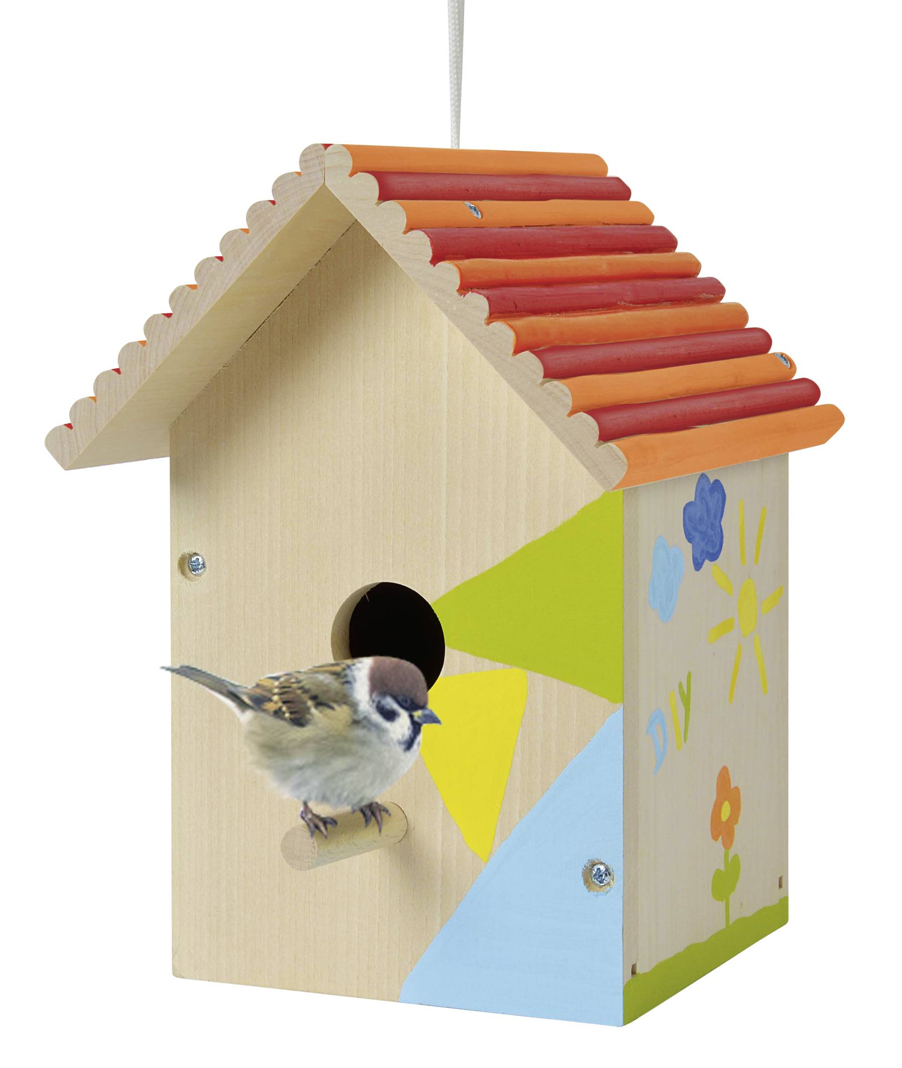 Een beschilderd vogelhuisje van hout met een rood dak. Een kleine vogel zit bij de ingang. Versierd met kleurrijke vormen en een zon.