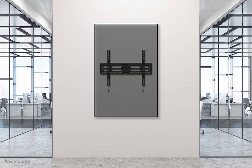 'Lege kantoorruimte met modern glazen deurdesign, wandbevestiging aan de binnenkant zonder televisie of monitor. Lichte, minimalistische inrichting.'
