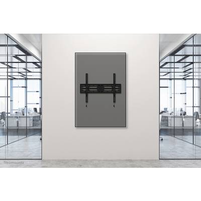 'Lege kantoorruimte met modern glazen deurdesign, wandbevestiging aan de binnenkant zonder televisie of monitor. Lichte, minimalistische inrichting.'
