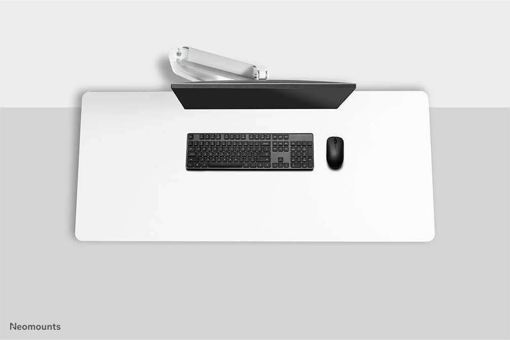 Een witte bureautafel met een zwart toetsenbord en muis vanuit bovenaanzicht. Een zwarte monitor bovenaan de tafel.