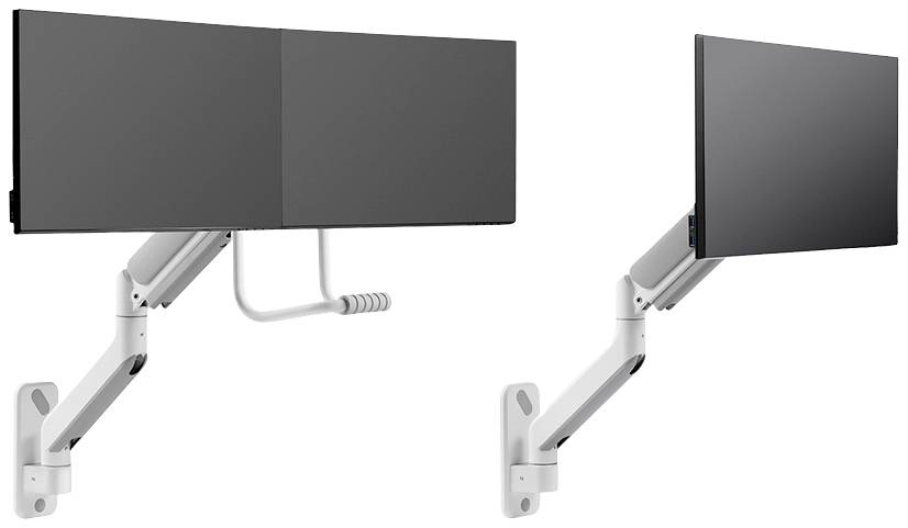 Twee grijze monitorsteunen aan de muur, één met een gevouwen monitor, de andere gemonteerd in normale positie.