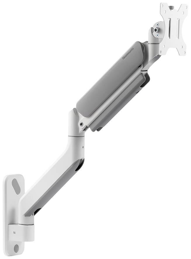 Een witte monitorarm met meerdere scharnieren voor flexibele positionering van een beeldscherm. Gemonteerd aan een wandsteun.