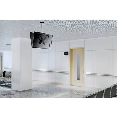 Wachtruimte met lege stoelen, wit interieur en een opgehangen scherm zonder weergave.