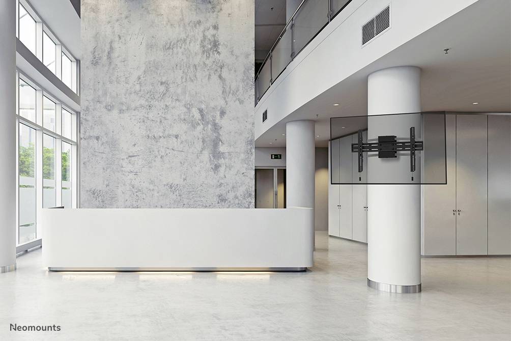 Lichte, moderne receptieruimte met een grote, witte balie op de voorgrond en een houder aan de rechterwand.