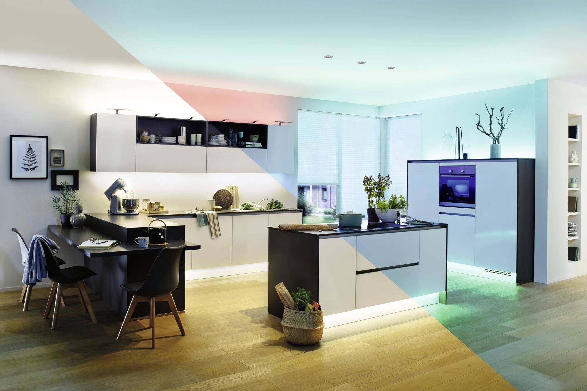 Moderne keuken met houten vloer, centraal kookeiland en hangkasten. Verlichting in blauw- en rode tinten; strakke decoratie.