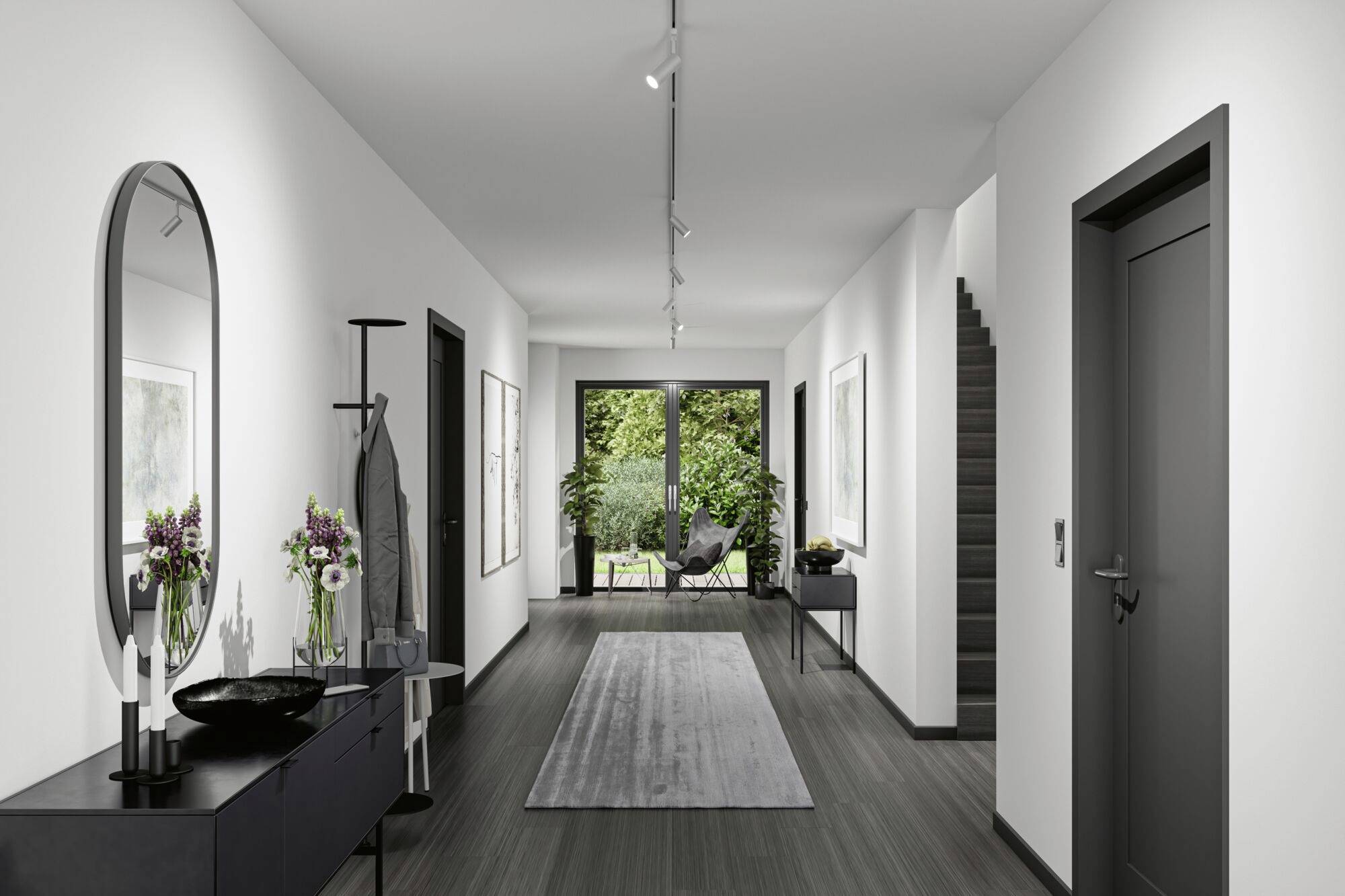 Moderne, lange gang met lichte vloerbedekking, spiegel, zwart dressoir en planten aan het einde van de gang. Slaapkamer- en trappendeur.