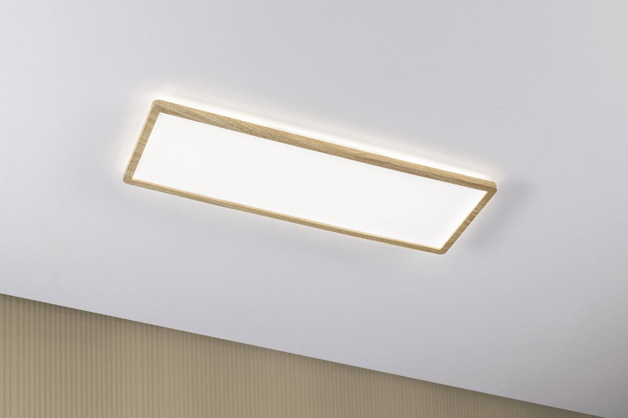 Rechthoekige plafondlamp van hout met een helder verlichtingspaneel, gemonteerd aan een witte plafond.