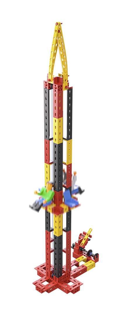 Een hoge constructie van gekleurde bouwstenen die eruitziet als een toren, met roterende elementen aan de zijkanten.