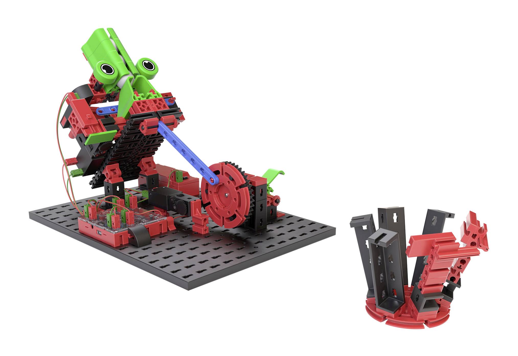 'Robot van rode en zwarte Lego-onderdelen met groene elementen, gemonteerd op een zwarte plaat. Ernaast liggen nog meer onderdelen.'