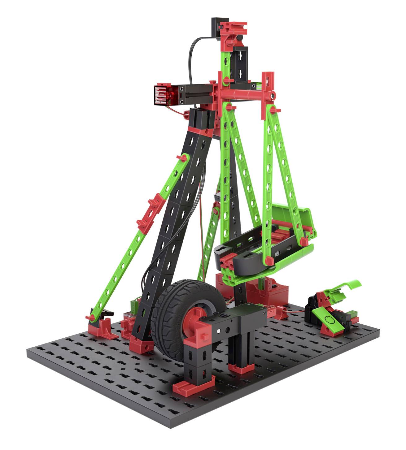 Een model van een katapult gemaakt van rode en groene onderdelen op een zwarte basis, toont hefboom en tegenwicht in een technische weergave.