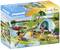 Een Playmobil-verpakking toont een kampeersetje aan het meer met tent, kanovaarder, kind met bal en hond. Geschikt voor kinderen van 4-10 jaar.