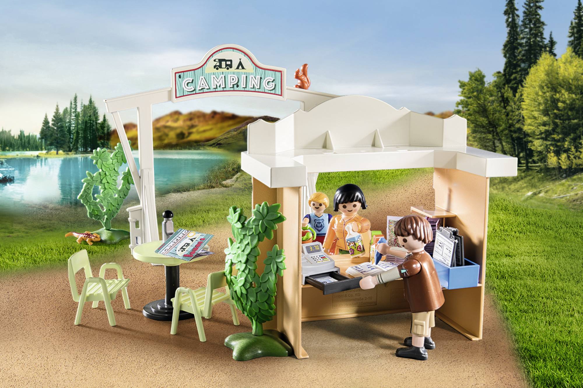 Playmobil-tafereel met camping. Twee poppetjes staan bij de receptie naast een 'Camping'-bord. Op de achtergrond is een meer.
