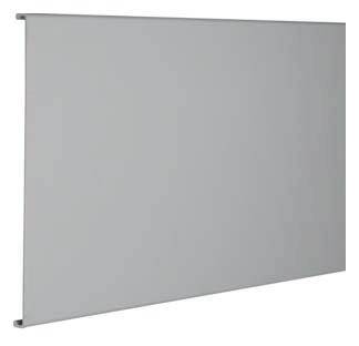 Zicht op een leeg, rechthoekig, grijs whiteboard aan een muur, ideaal voor presentaties of notities.