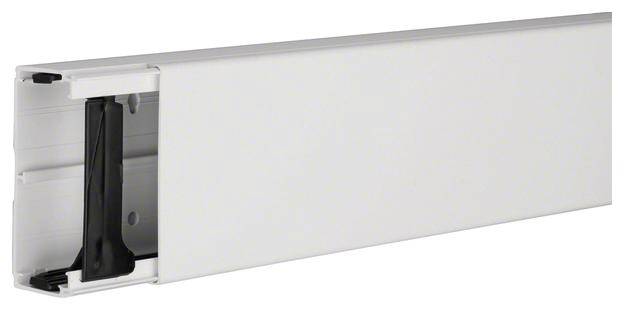 Witte kabelgootafdekking met een open gedeelte dat de binnenkant onthult. Wordt gebruikt voor nette kabelgeleiding langs muren.