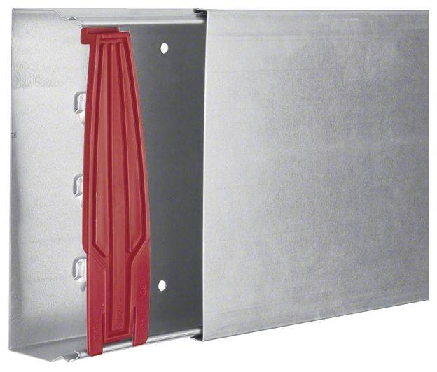 Metalen profiel met rode kunststof klem in zijaanzicht, bedoeld voor stabilisatie of bevestiging van componenten.