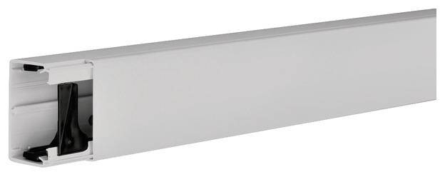 Een rechthoekige, zilveren metalen kabelgoot in horizontale opstelling voor nette kabelgeleiding.