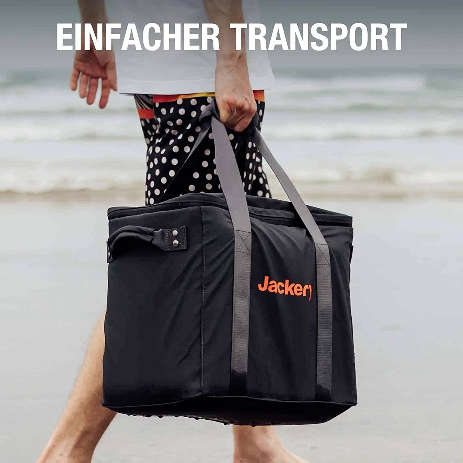 Een persoon draagt een zwarte tas met het opschrift 'Jacker' op het strand. Tekst bovenaan zegt 'EENVOUDIG TRANSPORT'.