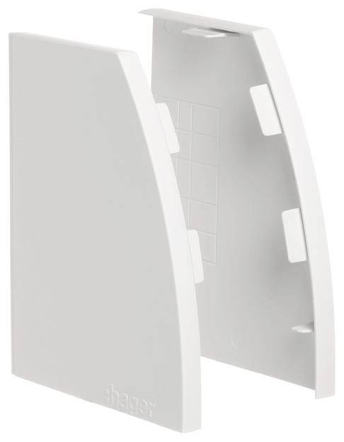 Witte, schuine kunststof afdekking met Hager-logo aan de zijkant, vermoedelijk voor elektrische installatie of schakelingsbeveiliging.