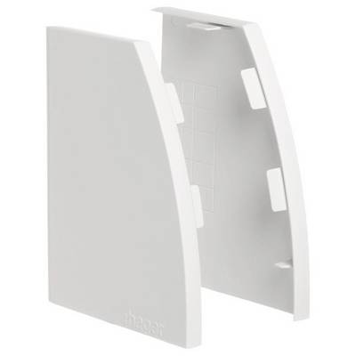 Witte, schuine kunststof afdekking met Hager-logo aan de zijkant, vermoedelijk voor elektrische installatie of schakelingsbeveiliging.