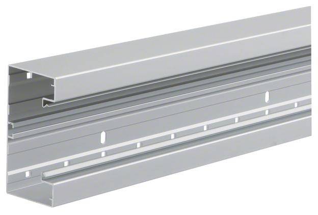 Metalen rail met U-profiel, gaten voor wandmontage, grijze kleur. Gebruikt voor de bevestiging van elektrische apparaten of klemmen.