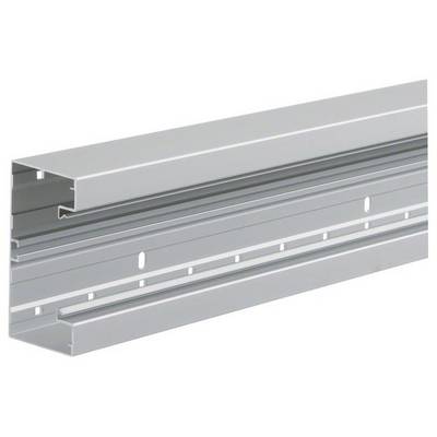 Metalen rail met U-profiel, gaten voor wandmontage, grijze kleur. Gebruikt voor de bevestiging van elektrische apparaten of klemmen.