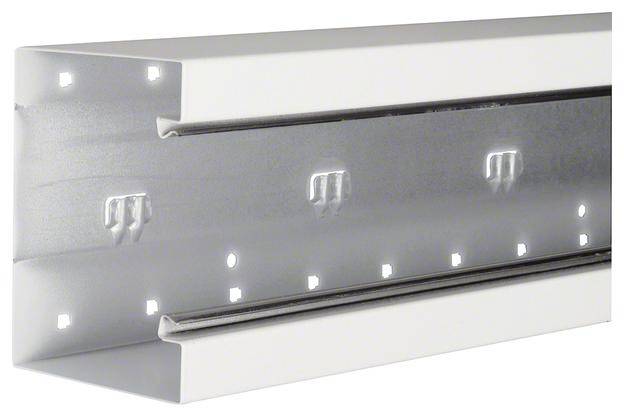 Een wit metalen profiel met een verzinkt binnenkanaal, geschikt voor montage in bouwprojecten. Het vertoont symmetrische gaten voor bevestiging.