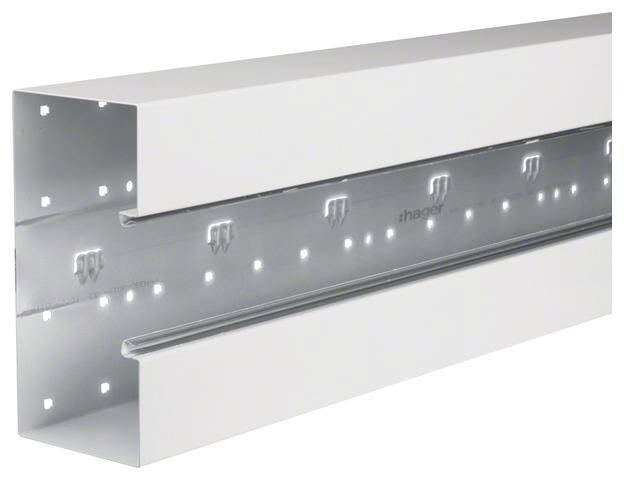 Het beeld toont een rechthoekige metalen goot met gaten en rails aan de binnenzijde. Deze wordt gebruikt voor kabelgeleiding of dragerbevestiging.