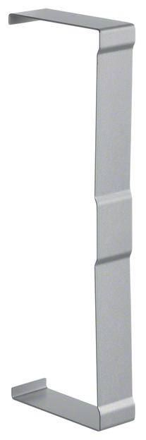 Een metalen kleerhanger met een ongewone vorm, bestaande uit een lange, gebogen klem.