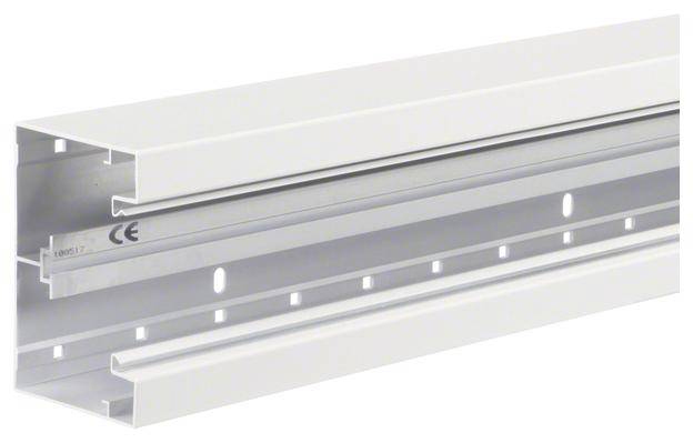 Aluminium draagrail in het wit, bestemd voor gebruik in elektrische installaties, met zijdelingse sleuven voor kabels en bevestigingen.