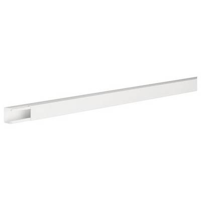 Een witte kunststof kabelgoot, rechthoekig, links open. Ideaal voor het verbergen van kabels in binnenruimtes.