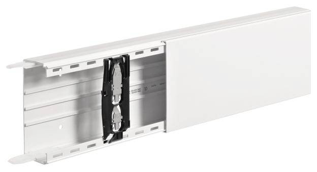 Een witte kabelgoot met open uiteinde, toont de binnenste structuur, inclusief bevestigingsbeugels en montagegroeven voor kabelbeheer.